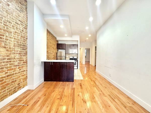 $1,250 / 3br - Rooms available in 3br/1ba - Backyard - ASAP move in! (Crown Heights (84 Rogers ave.)63912047480451123