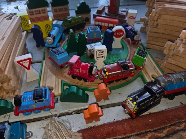 Wood Thomas the train tracks 1