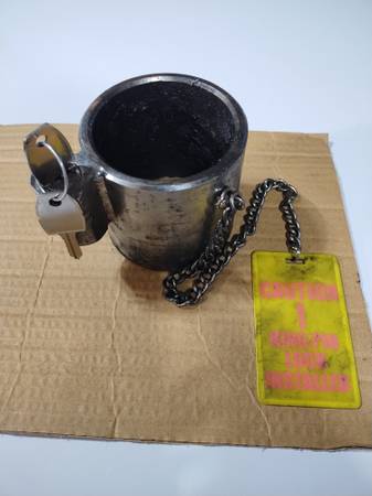 King pin lock heavy duty for dry van trailers with two keys. 1