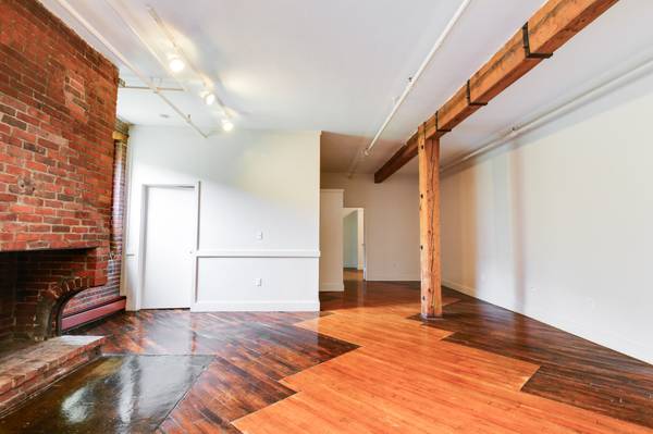 $4,400 / 2br - ** 1 month free and no broker fee ** South End 2 bed. (South End)63810039678849121