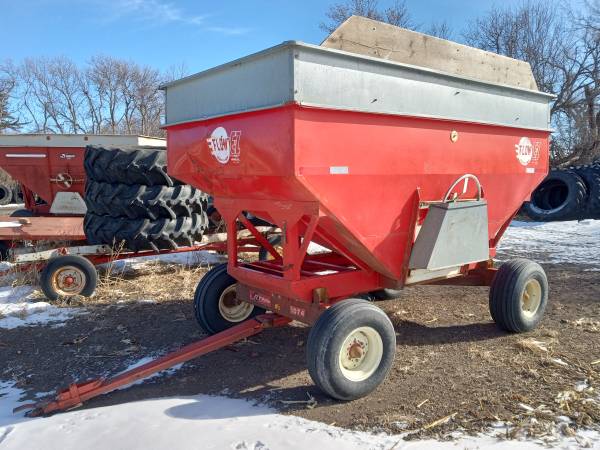 EZ-Flow 300 gravity wagon- like new paint 1