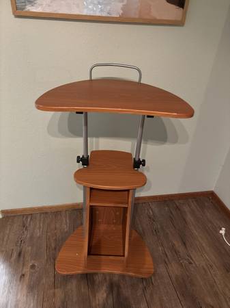 Adjustable standing desk 1