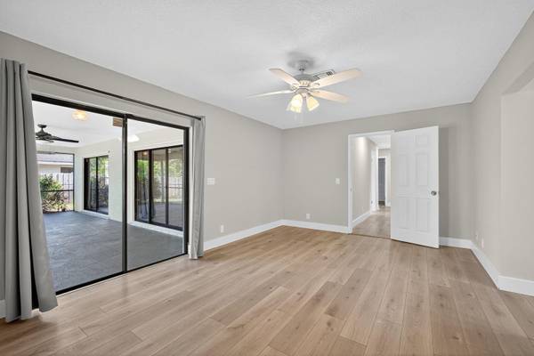 $3,650 / 3br - 1865ft2 - Beautifully Renovated 3 bed Lake View Home ~ Fenced in Backyard (Wellington - 33414*)64049276244099124
