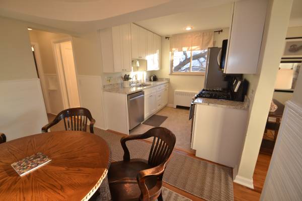 $1,395 / 1br - 750ft2 - L-3 Centrally located 1BR 1BA furnished apartment (PLEASANT RIDGE)63974472609794124