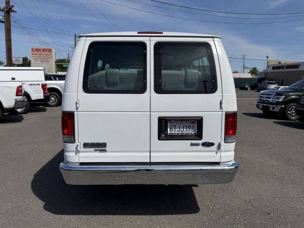 2012 Ford Econoline Wagon XLT - Photo 3