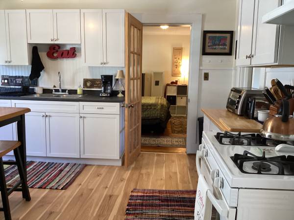 $2,700 / 2br - 1100ft2 - Sunny, fully furnished, all inclusive large apartment with Mountain Vi (Easthampton)64016884122625120
