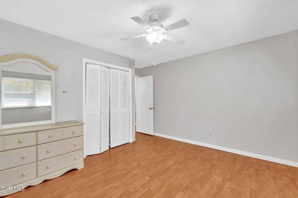 $350,000 / 5br - 2571ft2 - Lots of living Space Available in this 2-level Brick Home! (Johnson City)64290493339137124