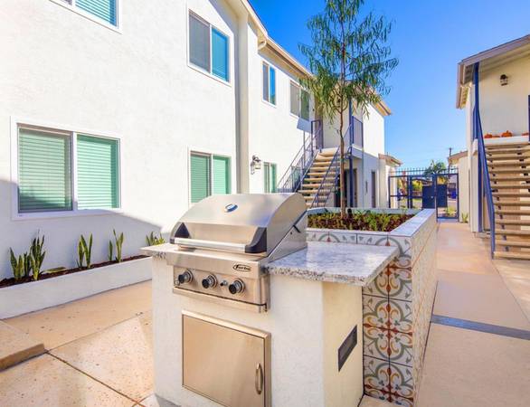 $3,295 / 3br - New Kitchen! | Walk to University Ave - Pets Welcome - 3 Bed Apt (Cherokee Point)64037046015617122