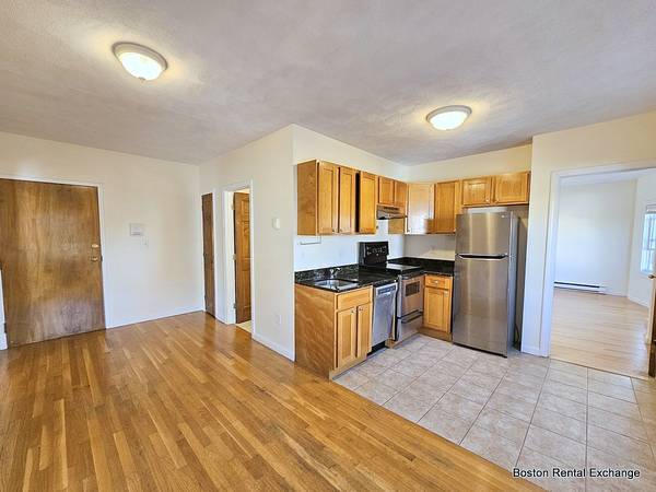 $2,650 / 2br - ♦SUNNY RENOVATED TOP FLOOR 2 BEDROOM LITERALLY STEPS TO DAVIS SQ! (Somerville - Davis Square)63828557247617123
