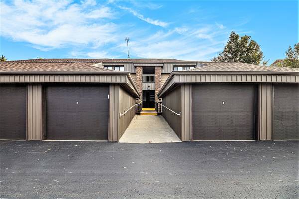 $185,000 / 2br - 989ft2 - 2-Bed Condo on Arbor Lake — In-Unit Laundry + Attached Garage (Wyoming)64308912076162120