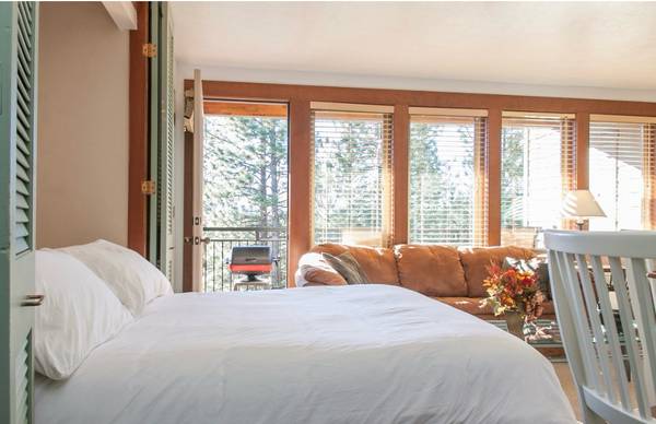 $2,295 / 1br - Very desirable large, furnished delux condo (Bend)63839292263299124