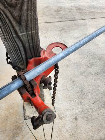 Rigid 640 portable post pipe clamp 1