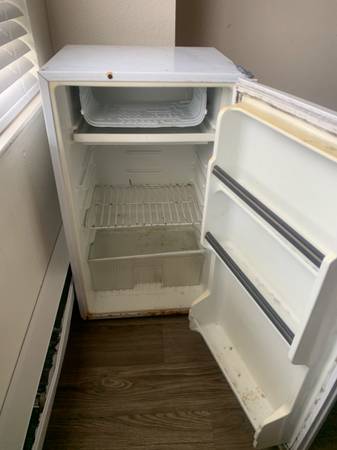 Sanyo Mini Fridge 1