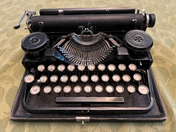 1920s antique Underwood Portable Typewriter 1