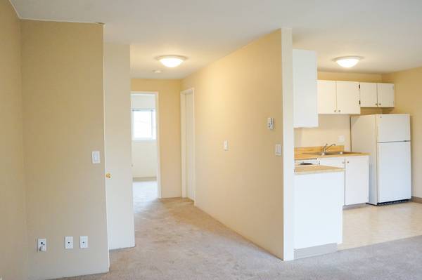 $1,245 / 1br - Bright Top Floor Corner 1Bdr w /Creekside Balcony! (Gresham)63895124431363122