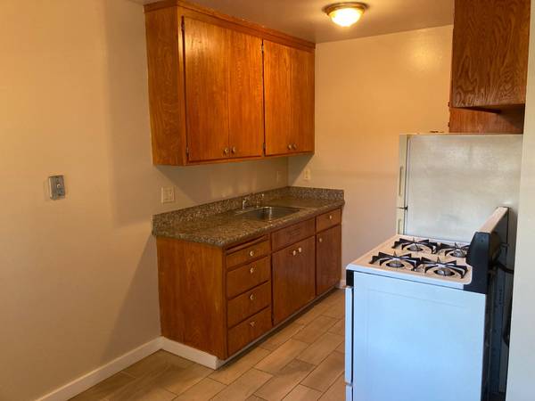 $1,995 / 2br - Amplio departamento de 2 habitaciones en el área de Rose Garden de Oakland (oakland lake merritt / grand)63668079140225124