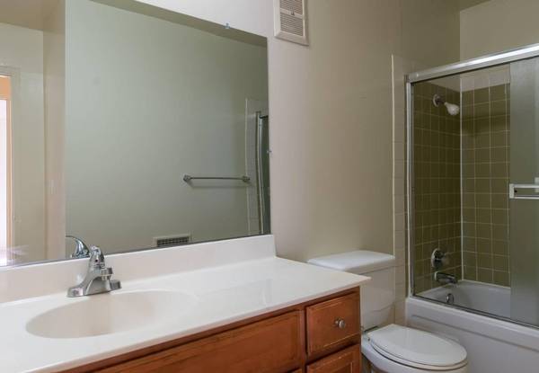 $2,006 / 2br - 900ft2 - Lush Landscaped Grounds w/ Ponds & Fountains, Ceiling Fans, Pet Park (san leandro)63658013613569124