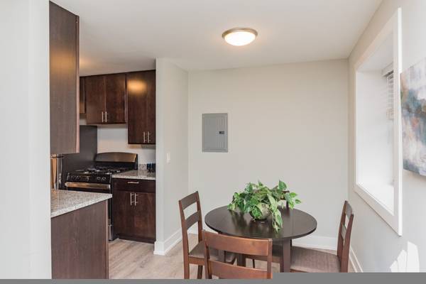 $2,295 / 1br - 1 block walk to Lincoln Park. W/D in Unit! King Size Bedroom!! (Lakeview East)63898734967042120