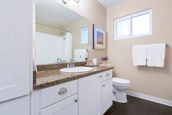 $3,026 / 2br - 1055ft2 - 2habitaciones 1.5 baños, pisos de madera dura, balcón con vista (hayward / castro valley)63869455222273124