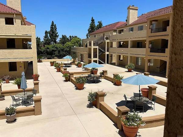 $2,100 / 2br - 1138ft2 - Fantastic Fashion Valley Top-Floor Condo (3rd floor) with 2 Bds, 2 Ba (San Diego)64037219569666121