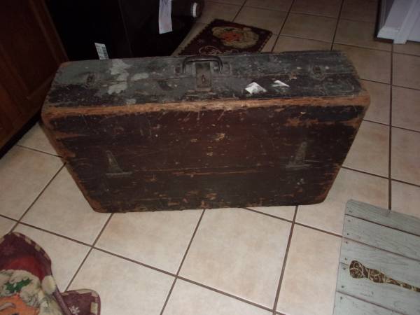 ANTIQUE WOODEN RUSTIC TOOL BOX 1