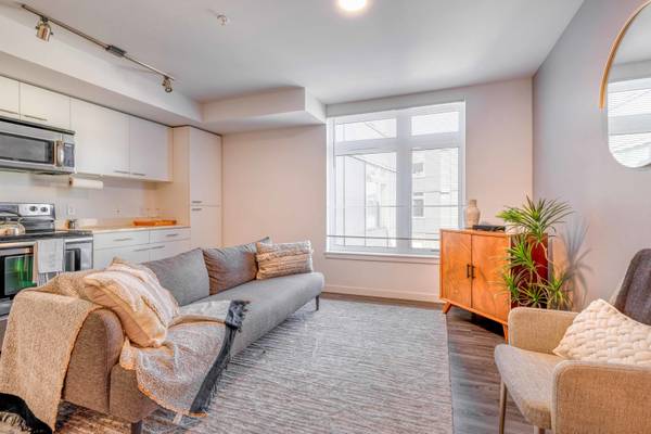 $2,622 / 1br - Patio interior, encimeras de cuarzo, almacenamiento adicional (6900 Green Lake Way N, Seattle, WA)63659484261507122