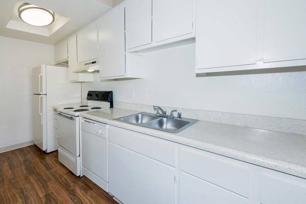 $2,045 / 2br - ¡Euclid Oaks! 2x1.5! Estacionamiento, A/C y Lavandería en el lugar! (San Diego)63663921867907122