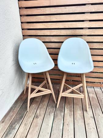 Matching modern bar stools - priced for the pair 1