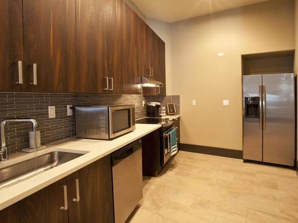 $2,600 / 3br - 1327ft2 - Nicho para arte, microondas y lavavajillas empotrados, escritorio empotrado en la cocina (Kennewick)63686597162625122