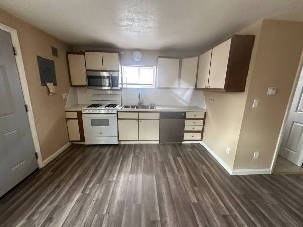 $1,620 / 2br - 924ft2 - Pet allowed and Showing tomorrow 7/12/25 between 1 pm and 4pm (Sacramento)64043667863811122