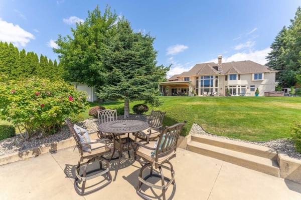 $1 / 8br - Bennett Beach Estate Waterfront Hawaii in WA with 134' of white sandy beach! (Chelan, WA)63886983456387124