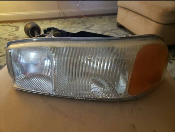 Head lights (pair) 1999 - 2006 GMC 1