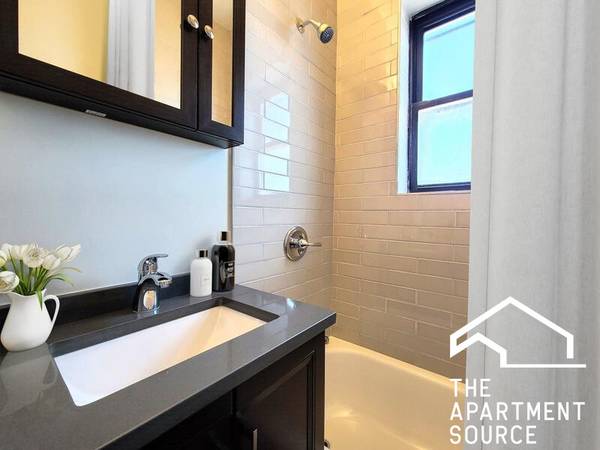 $1,595 / 1br - Amazing 1-Bedroom in Lincoln Square! (4851 N. Damen #210) (Lincoln Square)64041812355970124