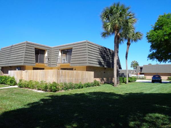 $2,350 / 2br - Cozy 2-Story 2 bed 2.5 bath Townhome ~ Private fenced courtyard (West Palm Beach - 33407*)64049454694787120