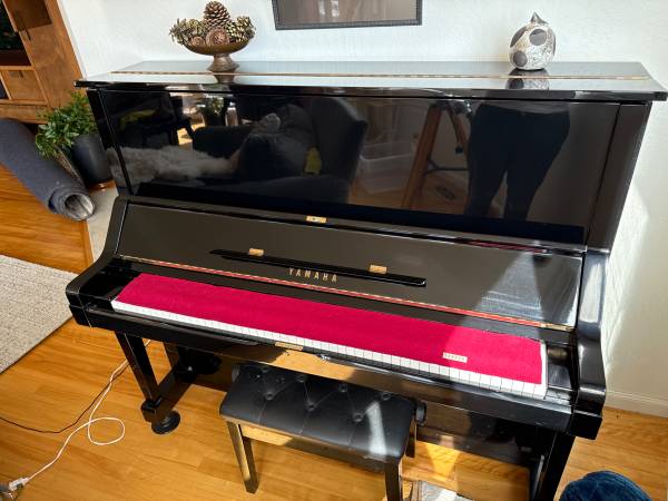 Model UX Yamaha Black Ebony Upright Piano 1