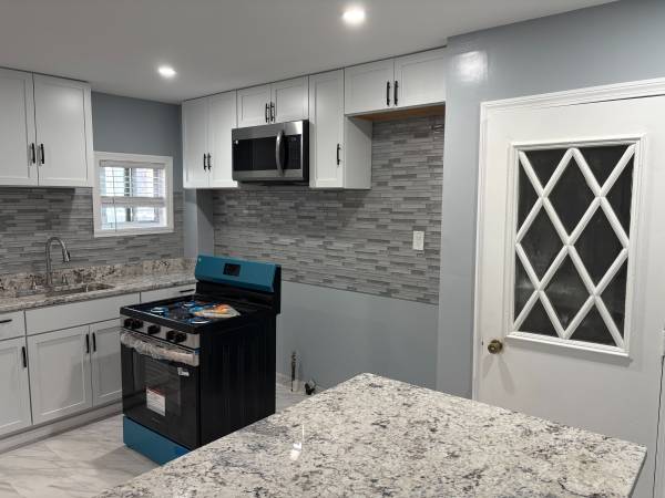 $2,500 / 2br - Parking, First Floor, Totally Renovated, On Bus Line at Broadway (Everett)63996257749250122