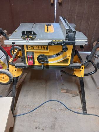 DeWalt 10" portable table saw with stand and wheel to move around 1