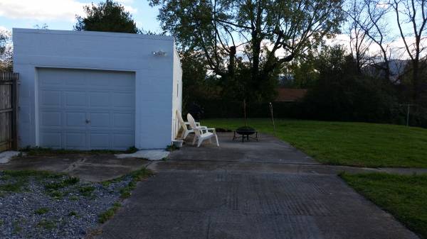 $1,400 / 2br - Cottage with detached garage (Johnson city)64048934964481124