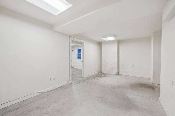 $2,995 / 1347ft2 - ADA Accessible ground floor retail/office space available now (lower haight)64203021362179124