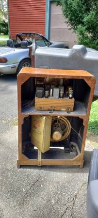 Dos radios antiguos completos en sus gabinetes - $250 (Haverhill, Mass)63435665672449122