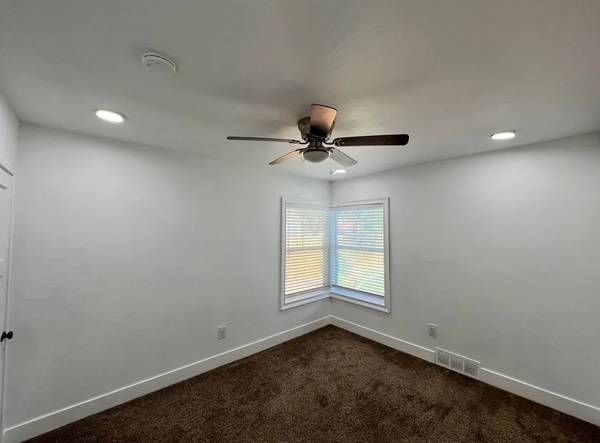 $840 / 2br - Casa remodelada de 2 habitaciones y 1 baño, con garaje para 1 auto en Mid-Town reno (Reno, NV)63682237958913122