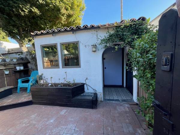 $2,500 / 400ft2 - Lovely Studio Cottage in WeHo (West Hollywood)63701016151937120