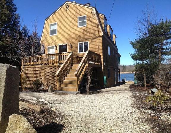 $500 / 1br - 1800ft2 - Waterfront house on Little River (Gloucester)64213539492354120