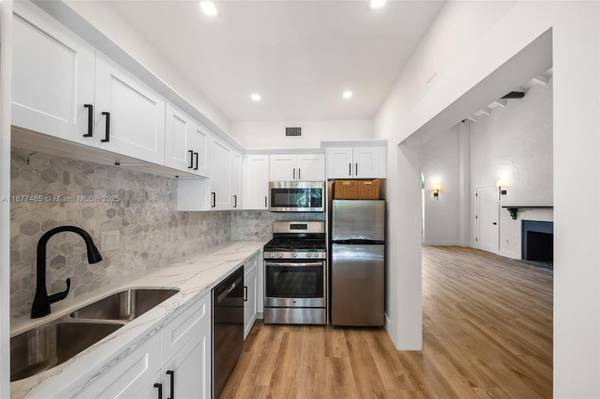 $3,500 / 2br - 1150ft2 - Charming 2bd right off Biscayne! (Edgewater)64001848576513123