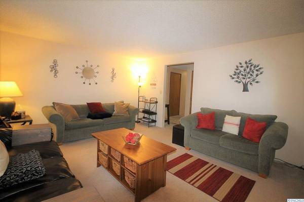 $550 / 1br - Roommate Needed in 5 Bedroom House Behind Rosauers (Pullman)63980821955074123