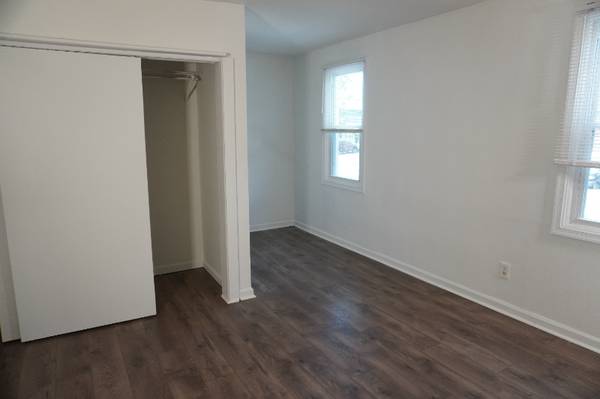 $1000.00 / 1br - 500ft2 - Affordable 1 Bedroom with Private Deck and Laundry Access with Off Str63694818195203123