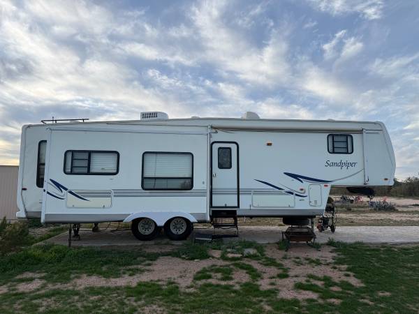 2003 Sandpiper 34ft 2 Slide Outs NEEDS WORK 1