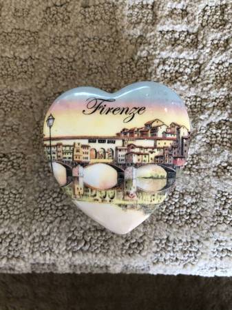 Firenze Heart Shaped Glazed Porcelain Covered Box, MINT! 1
