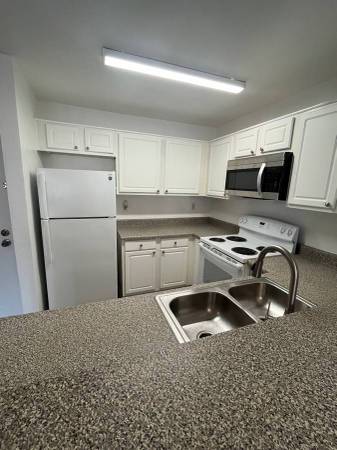 $1,100 / 1br - 1 Bedroom / 1 Bath / Security Entrance Gate (Downtown)63878583652865122