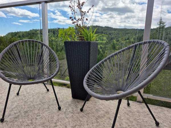 2 kids' Acapulco chairs - like new 1
